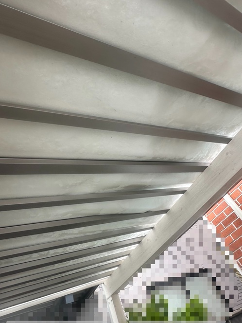 カーポートは、設置から約5年ほどとのこと。 年数的にも、構造自体はまだしっかりしている印象です。  下から見上げると、 カーポート屋根の上にはまだ多くの雪が残っている状態でした。