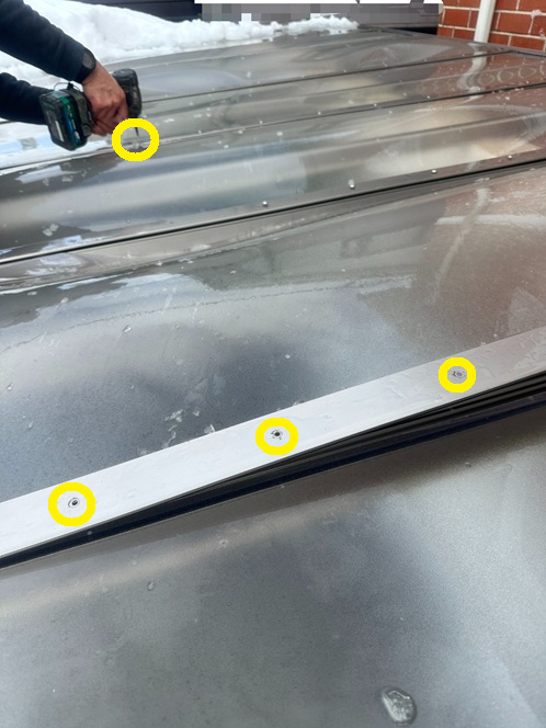 押さえ材のビスを外します  ポリカ板は、押さえ材と呼ばれる部材で固定されています。 押さえ材とは、屋根材がズレたり飛んだりしないように上から押さえる部品のことです。  この押さえ材を固定しているビスを外し