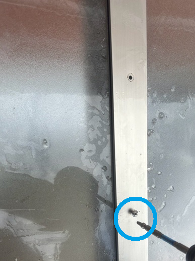 押さえ材をビスで固定