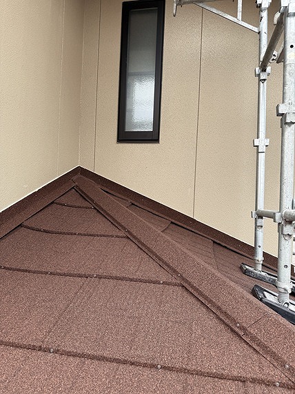 屋根カバー工事　完了　玄関上
