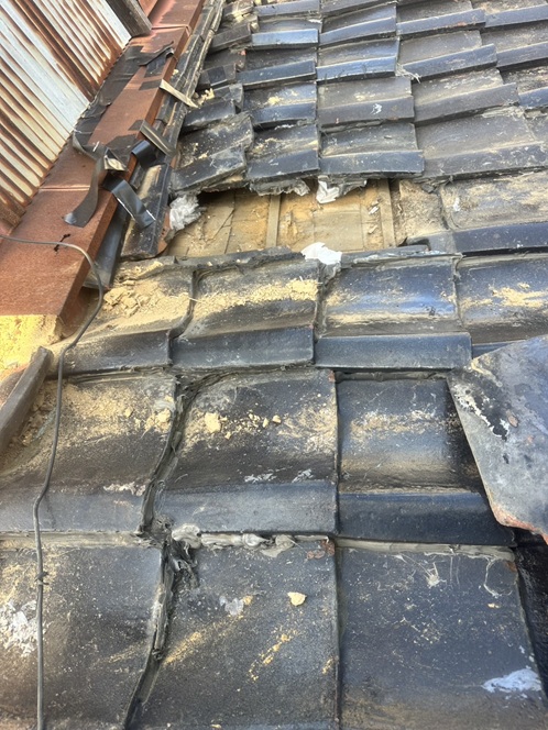 瓦屋根の瓦を一旦取り外していきます。 屋根の下地部分が見えてきました。 屋根の下地部分は傷んでいる状態でした。