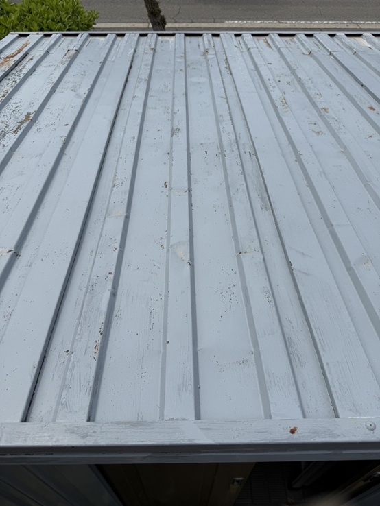 屋根に錆がでて穴があいています