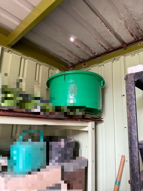 物置屋根が劣化により穴があいて雨漏りしています