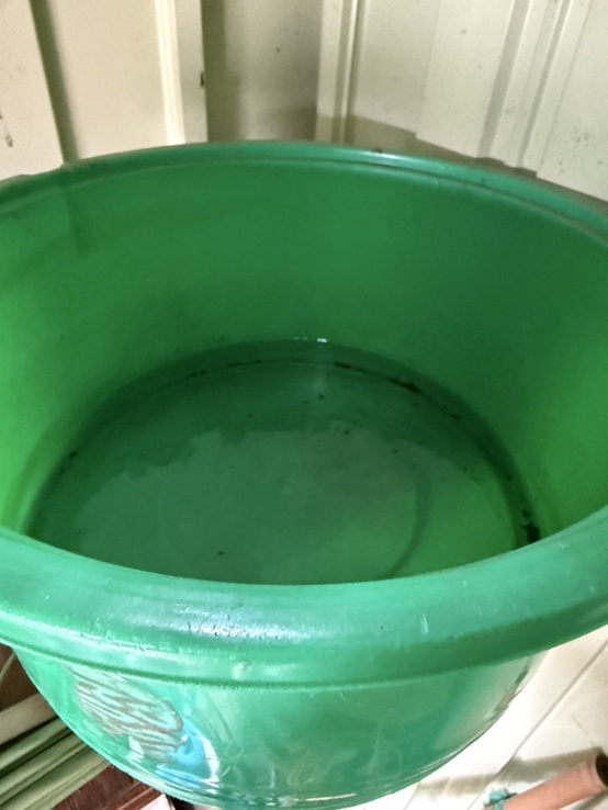 物置屋根が劣化により穴があいて雨漏りしています