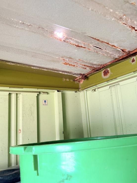 物置の屋根にサビが出て穴が開いて雨漏りしています