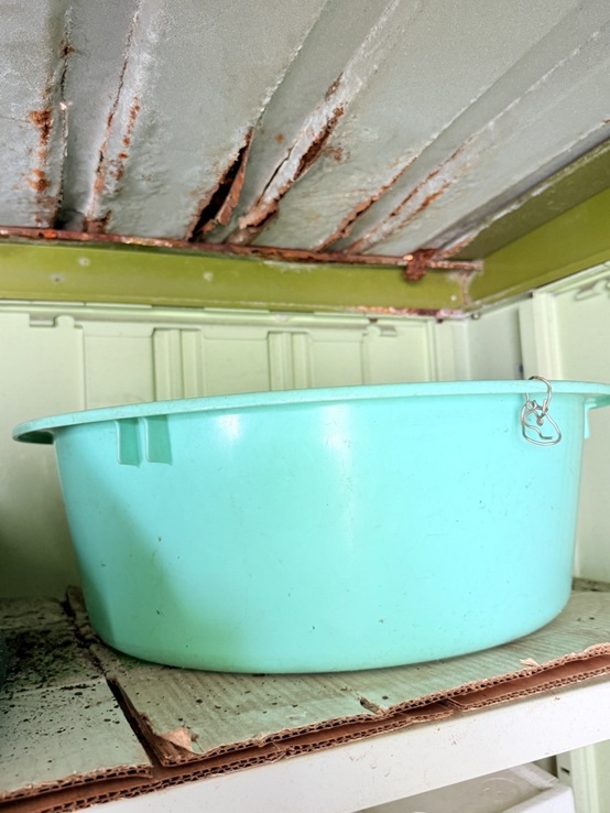 物置の屋根にサビが出て穴が開いて雨漏りしていま