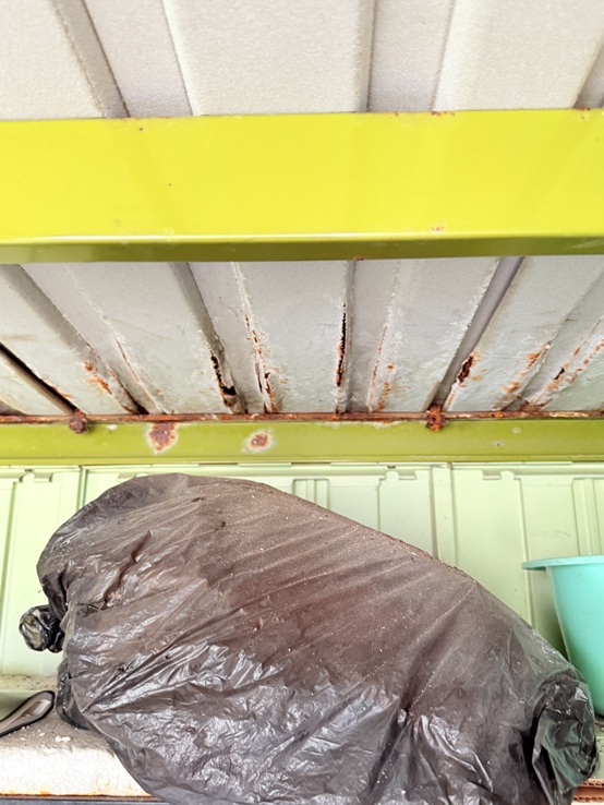 物置の屋根にサビが出て穴が開いて雨漏りしていま