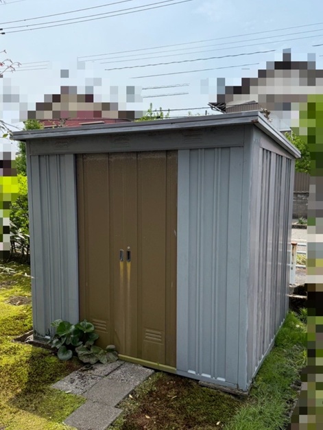 物置屋根に穴があいて雨漏りしているとのお問い合わせ