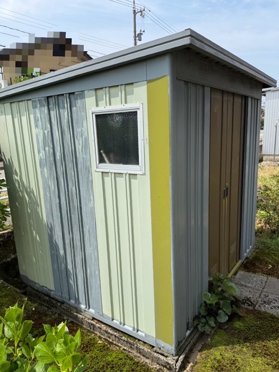 物置屋根に穴があいて雨漏りしているとのお問い合わせ