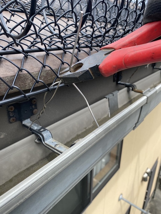 雨どいの吊り金具に固定