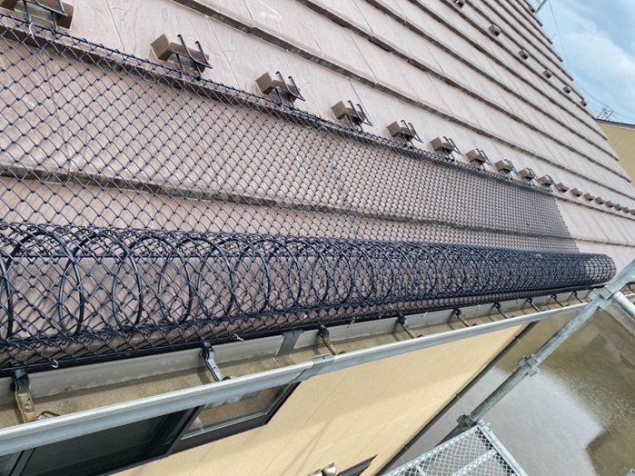 サンルームの上にあたる部分のみ、雪止めネットゆきもちくんを設置しました✨