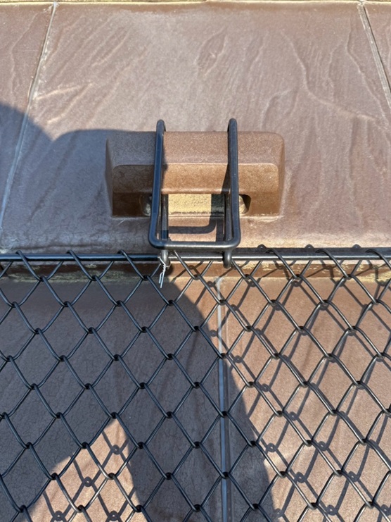 黄色〇で囲んである瓦屋根の雪止め瓦にゆきもちくん専用の止め金具を引っ掛けて固定していきます。