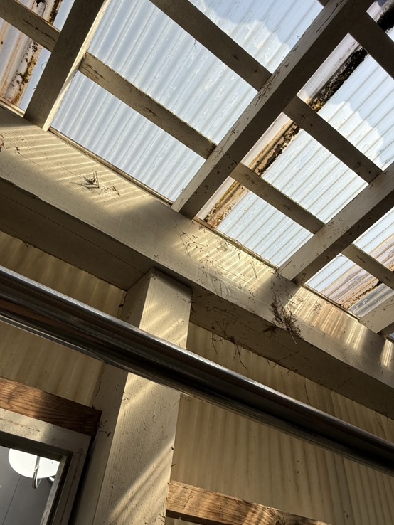 物干し場の樹脂製の屋根に穴があいています