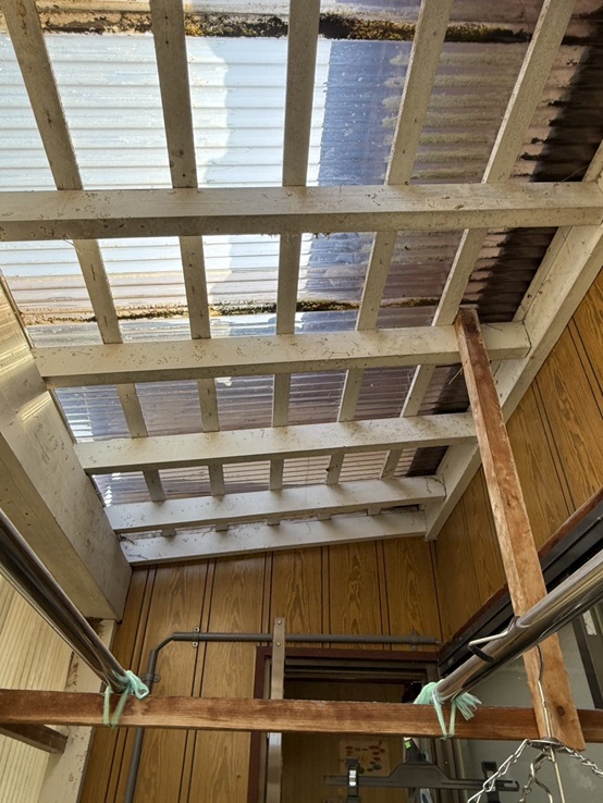 物干し場の樹脂製の屋根に穴があいています