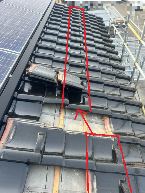 雪止め瓦の位置をずらします