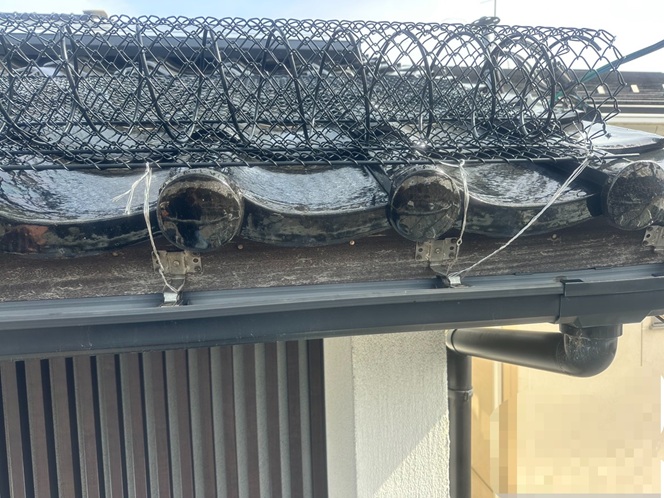 ゆきもちくんの屋根の先端のほうは、雨どいにステンレス線で固定していきます。