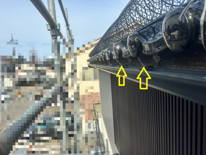 ゆきもちくんの屋根の先端のほうは、雨どいにステンレス線で固定していきます。