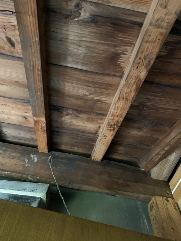 蔵の天井から雨漏り