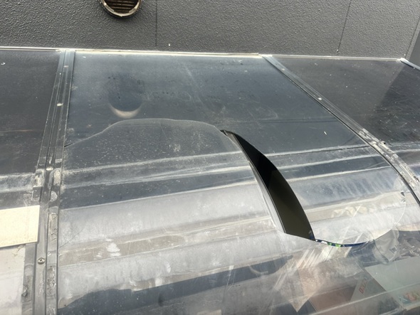 屋根パネルの割れ