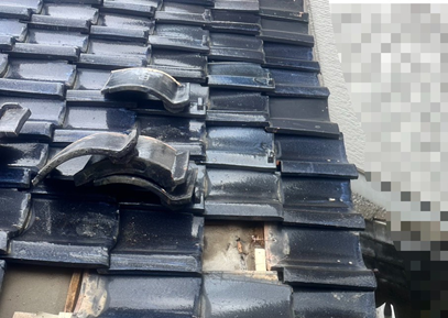 まずは、雨漏りしている箇所の周辺にある瓦を取り外します。  瓦屋根は、部分的に瓦を外して補修ができるのがメリットです。 今回も必要な範囲の瓦のみを丁寧に取り外しました。