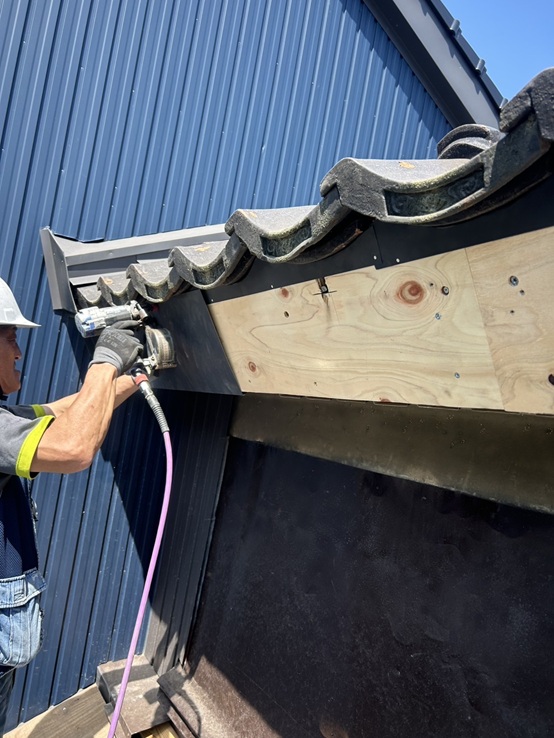 瓦屋根の凹凸部分に出来るすき間「面戸」部分を塞ぐため、耐久性に優れてサビにも強い金属板の「SGLガルバリウム鋼板」を釘で固定して設置します。