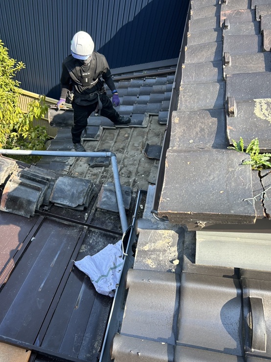 葺き替え工事　瓦撤去