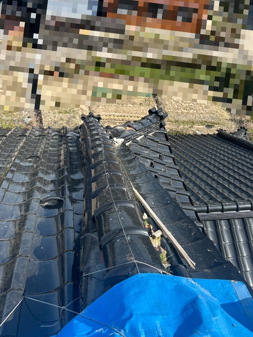 下り棟が地震の影響で歪んでいます