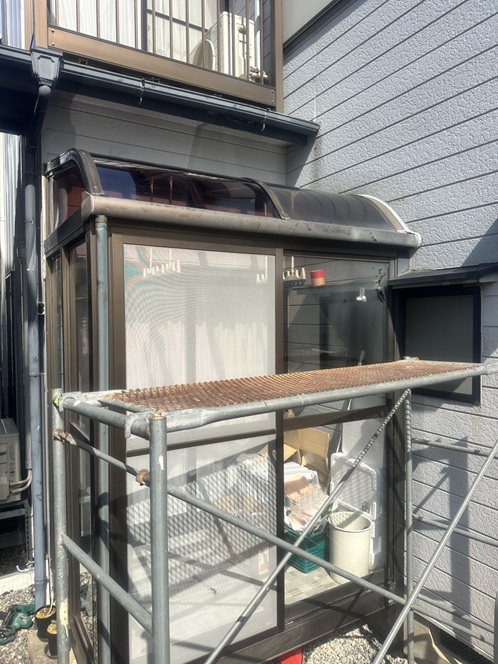 割れていたパネルを1枚交換し、 サンルーム屋根が元通りの状態になりました✨