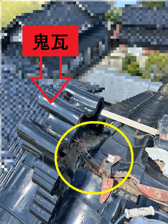 鬼瓦を銅線で巻き付けて固定します