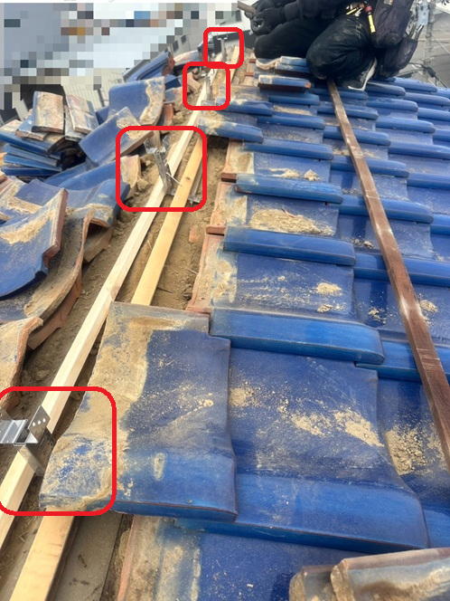 棟瓦の強度を高めるため、強化棟金具を設置します。