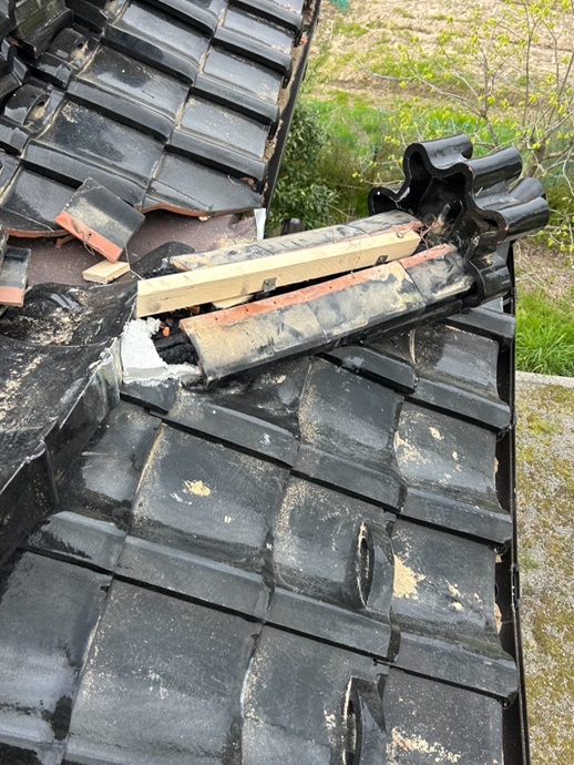 隅棟の積み直し工事を行います