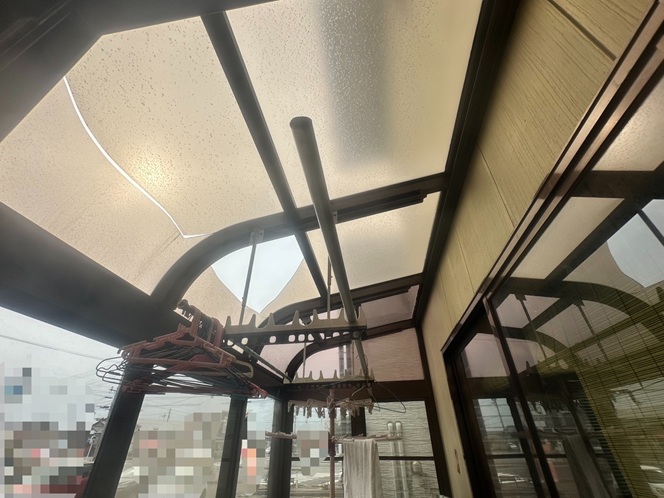 サンルーム屋根に亀裂と穴