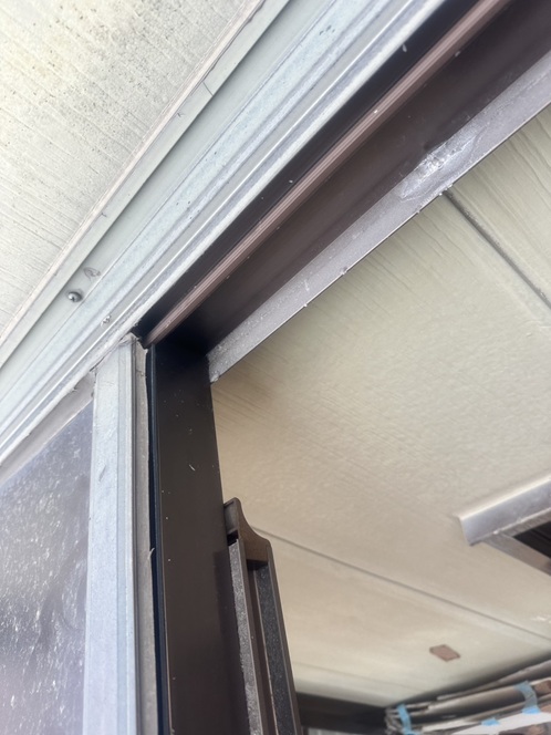 割れているパネルを撤去し、サンルーム屋根の骨組みが見えている状態です。