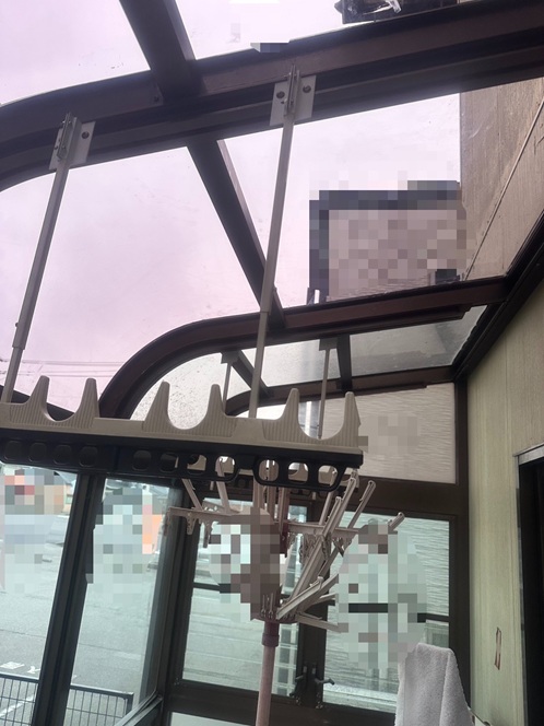 新しいパネルを押さえ材で固定し、ビスでしっかり固定します。