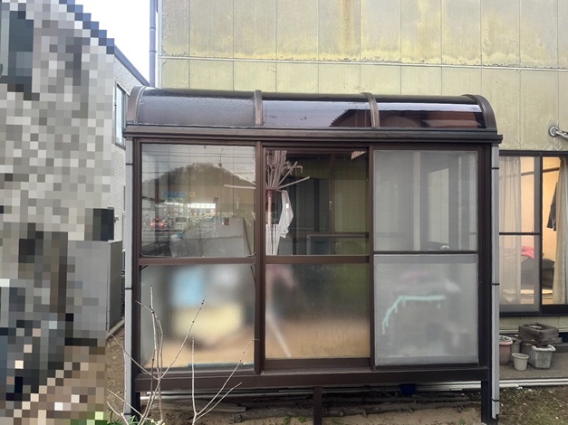 新しいパネルを押さえ材で固定し、ビスでしっかり固定します。