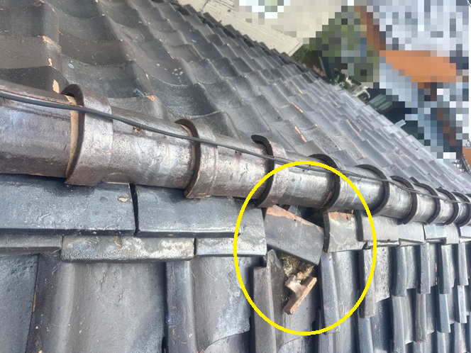 棟瓦の歪みと崩れ