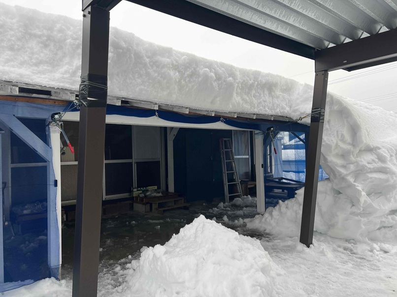 屋根からの落雪で壊れたカーポート