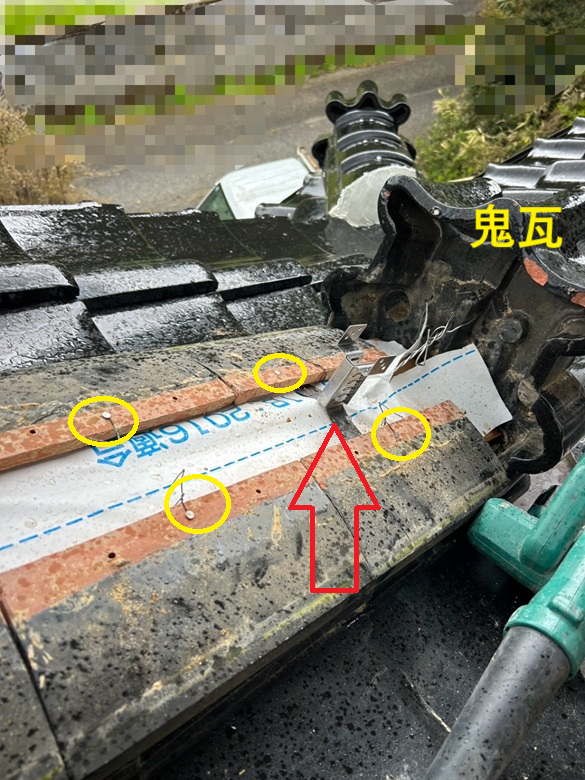 防水シートを貼り、鬼瓦はステンレス線で固定しました