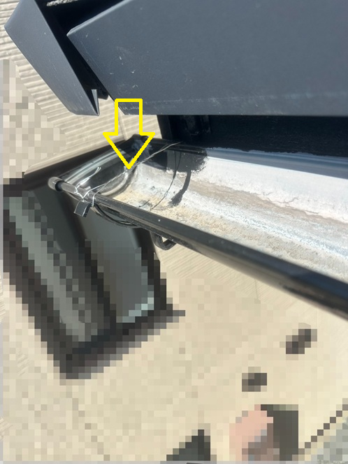 工事では、軒樋の状態を確認しながら、  ・軒樋と金具をステンレス線で固定 ・全体のバランスを見ながら均等に補強  といった作業を行っていきます。  ただ縛るだけではなく、風の力が分散されるように調整しながら固定するのがポイントです。