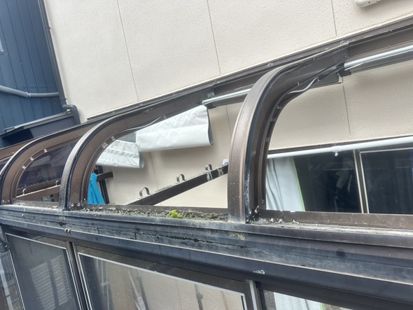 ポリカを外します