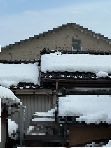 最初にお伺いしたのは冬の時期。 屋根にはまだ雪がしっかり積もっている状態でした。