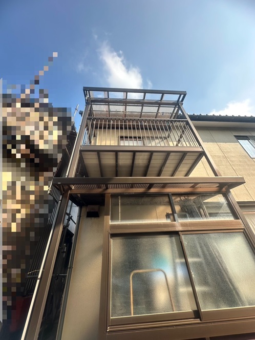 ベランダ屋根の波板が割れています