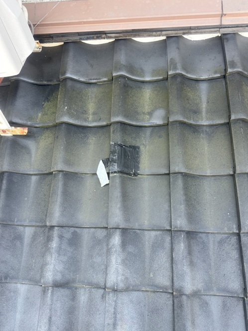 瓦が割れています