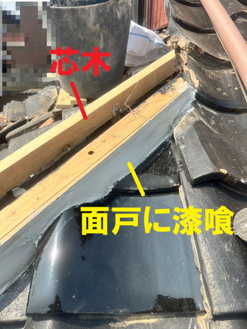 面戸に漆喰、強化棟金具に芯木を固定