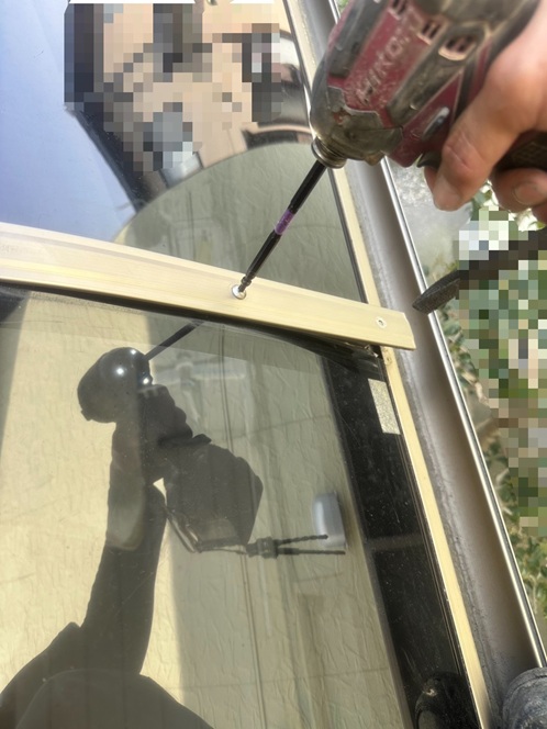 パネルの押さえ材を外す