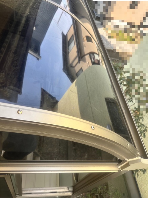 パネルを元の位置へ戻し、押さえ材で固定