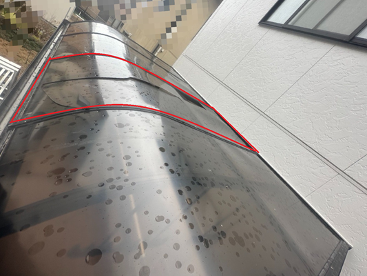 真ん中のパネルが割れています