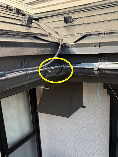 雨どいの曲がりが割れています