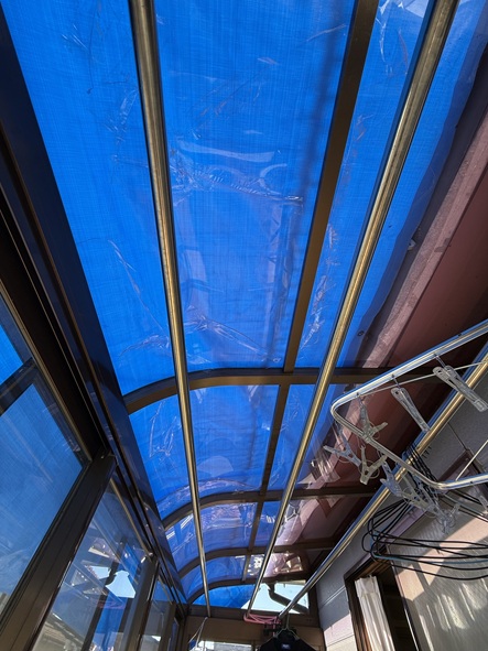 割れたサンルーム屋根パネル