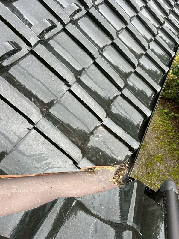 谷まわりの瓦のズレ補修